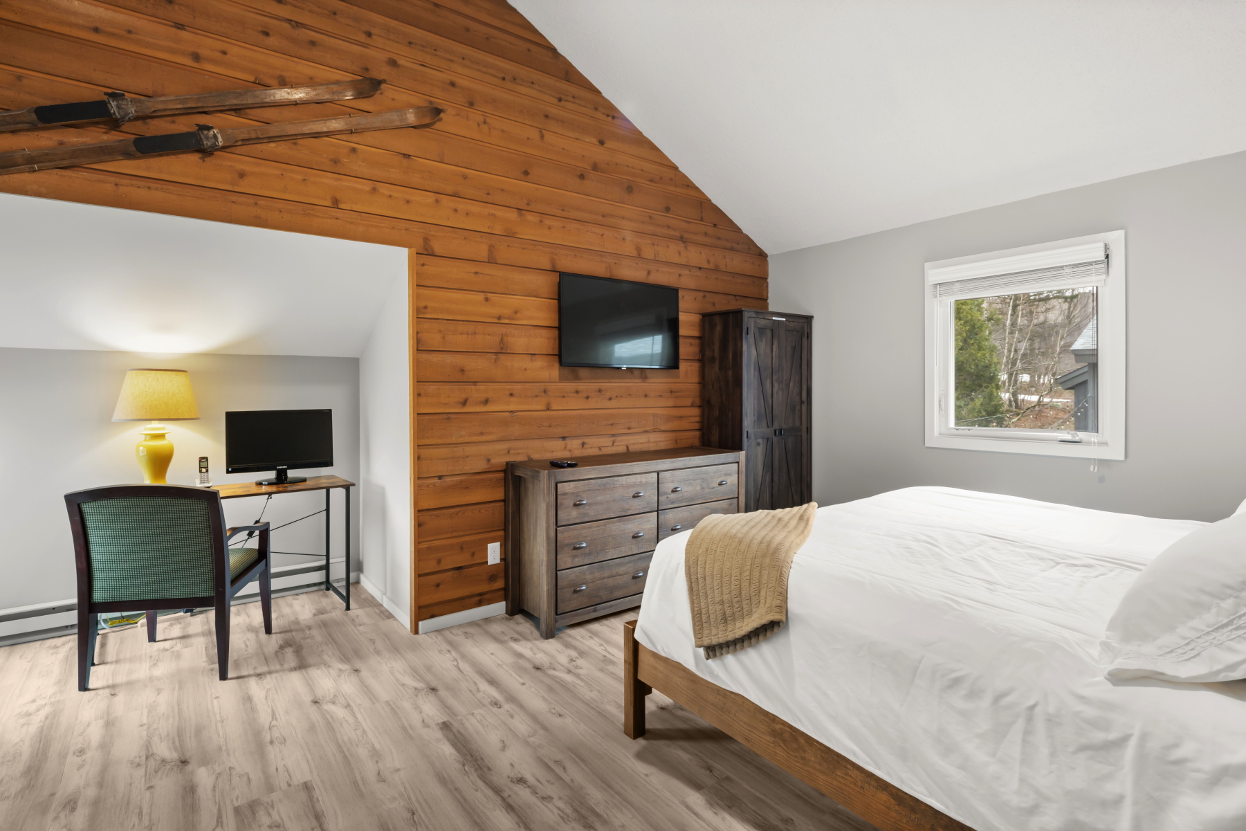 Large 2nd Floor Primary bedroom with king bed